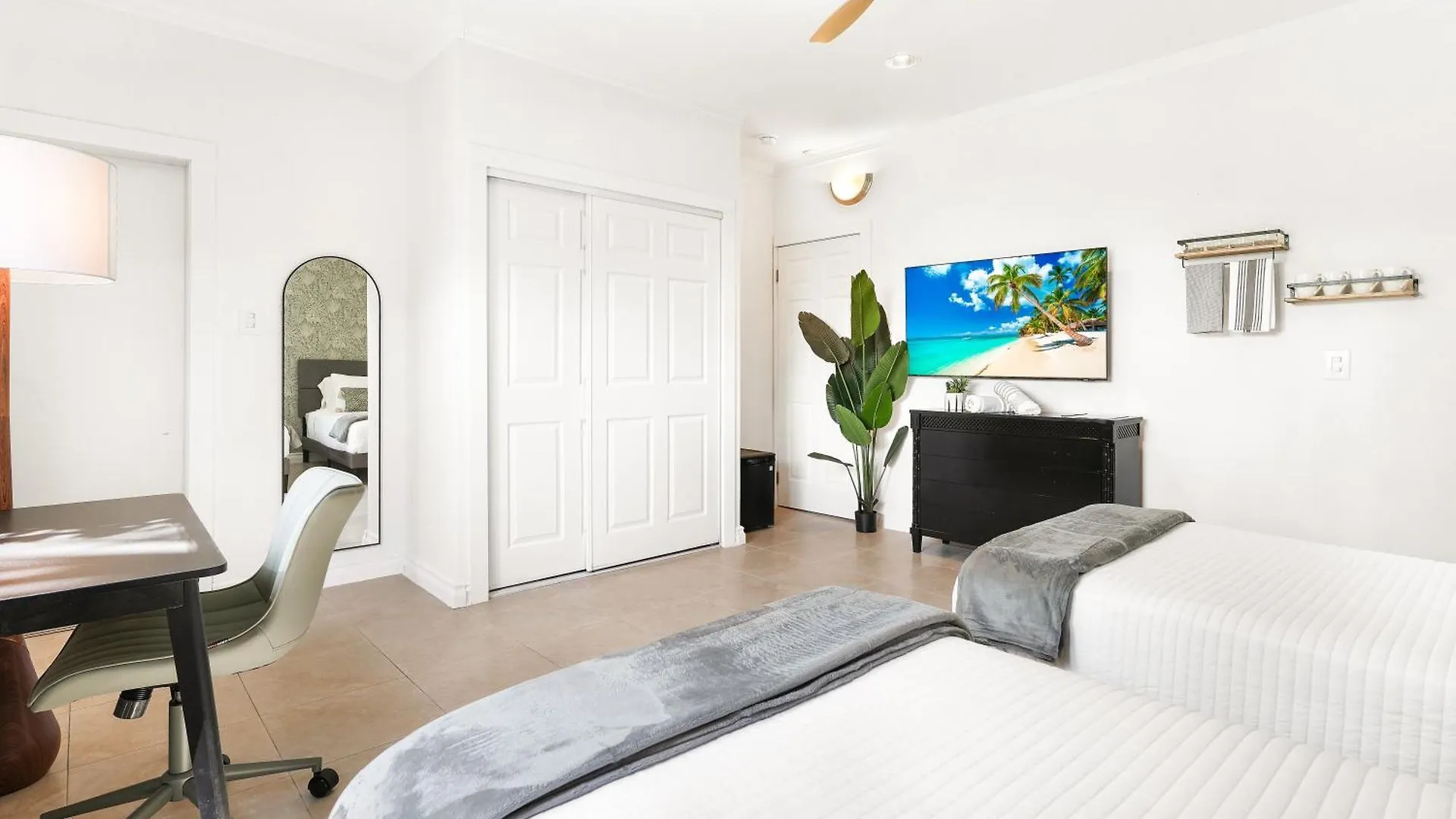 Cobalt Coast Resort West Bay 3*,