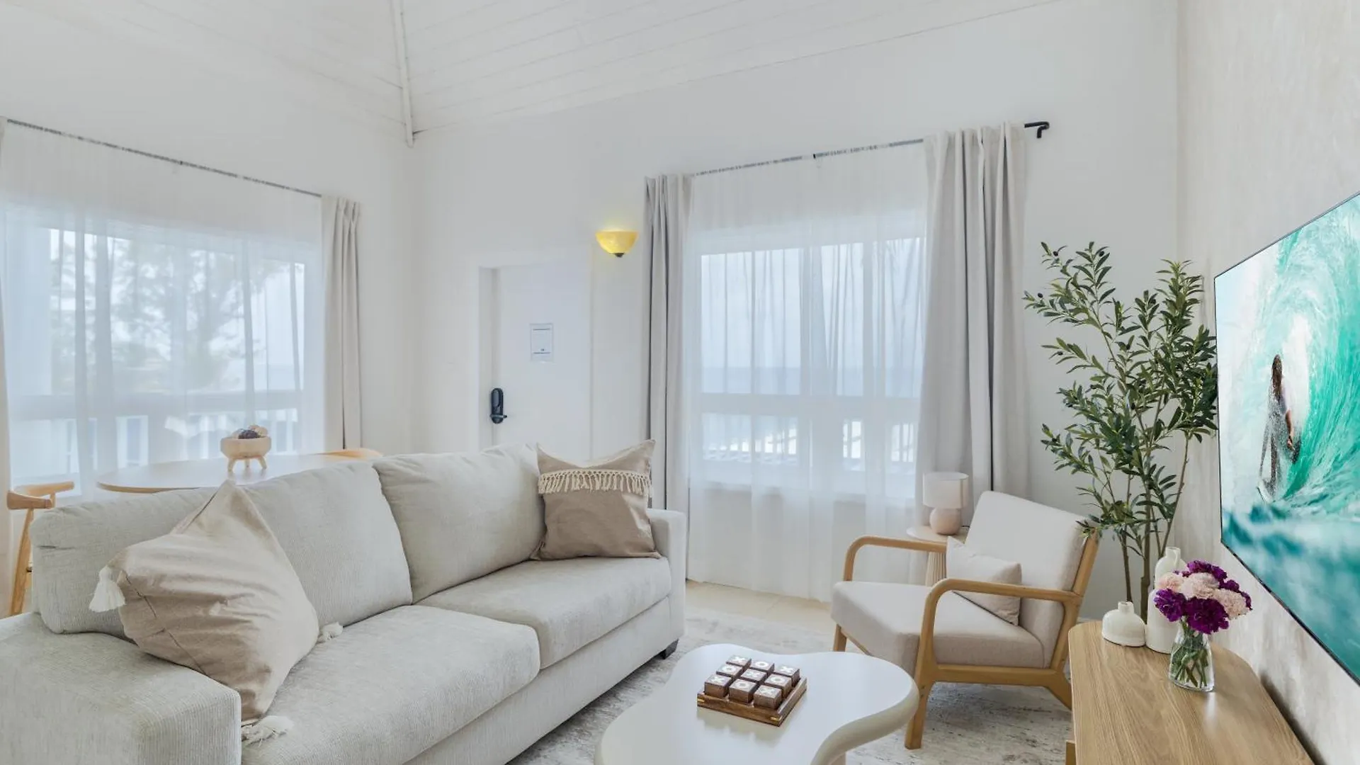 Cobalt Coast Resort West Bay 3*,